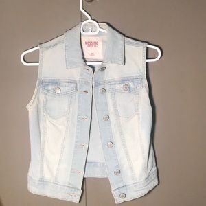 Sleeveless light jean jacket
